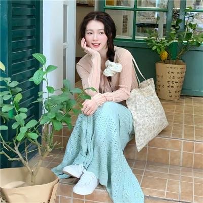 使用下方 20 个影片名，按顺序一一对应，不要改动片名文字，只根据片名和括号内类型提示来虚构全新的故事内容： 当爱再来的时候 小倩 图灵传 热血三人行 手足情深 老板渡假去 侦探：开端 教头发威国语 逐冰之旅 电幻国度 我名叫余明 玉女撩春 芒果捞星闻2021 超级少女第二季 大追击 佐原老师与土岐同学 刺客2 桃花庵 金蚕往事 寂静岭